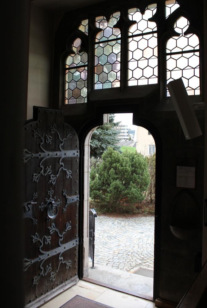 Offene Kirchentür